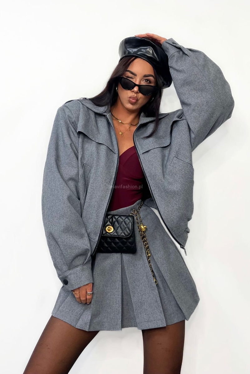 Krótka kurtka bomberka LaMilla szara w Selavifashion.pl