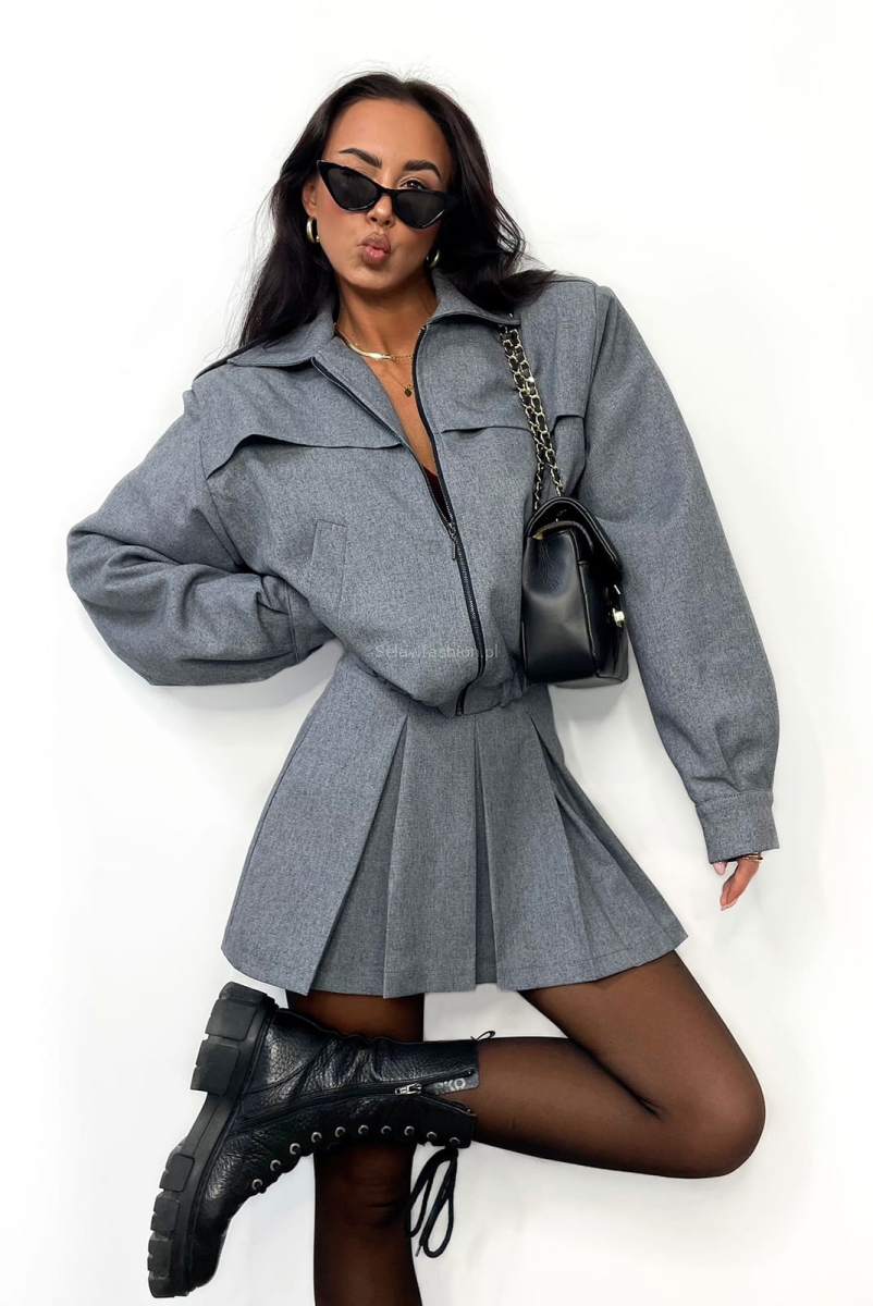 Krótka kurtka bomberka LaMilla szara w Selavifashion.pl