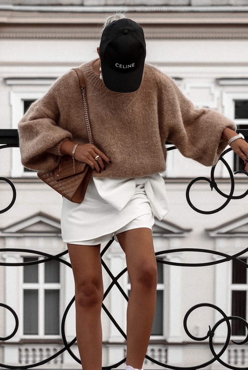 Oversizowy moherowy sweter z bufiastymi rękawami Yarn camel