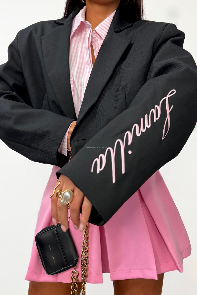 Krótka marynarka z haftowanym logo LaMilla czarna w Selavifashion.pl