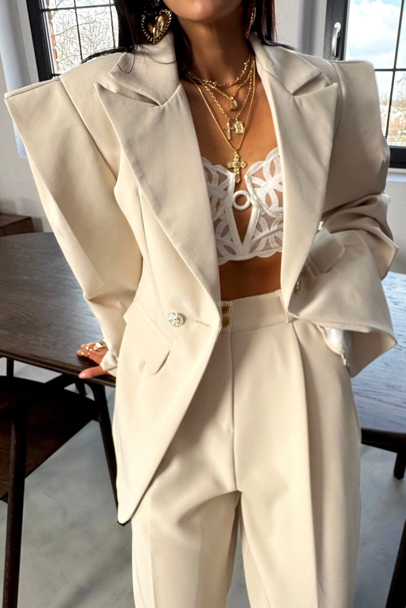 Szerokie spodnie z prostą nogawką w kant LaMilla kremowe w Selavifashion.pl