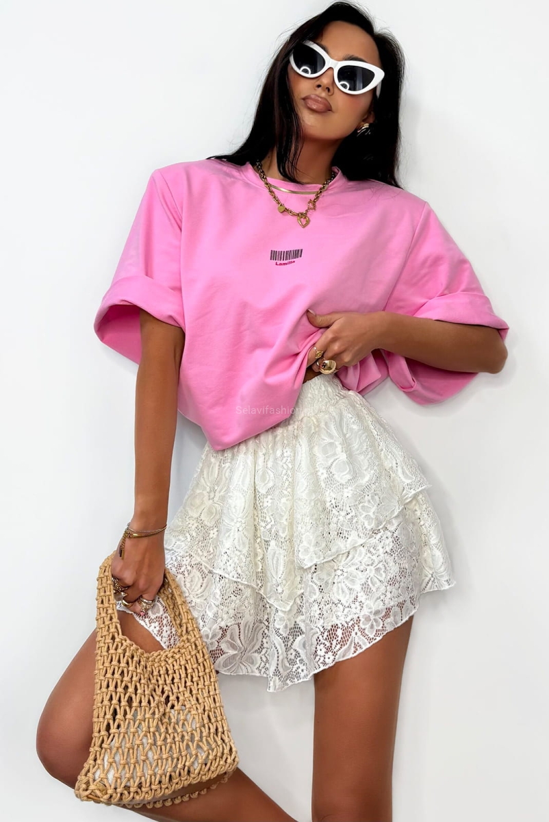 Spódniczko spodenki od La Milla szyte z delikatnego koronkowego materiału, ozdobionego wzorem kwiatowym.