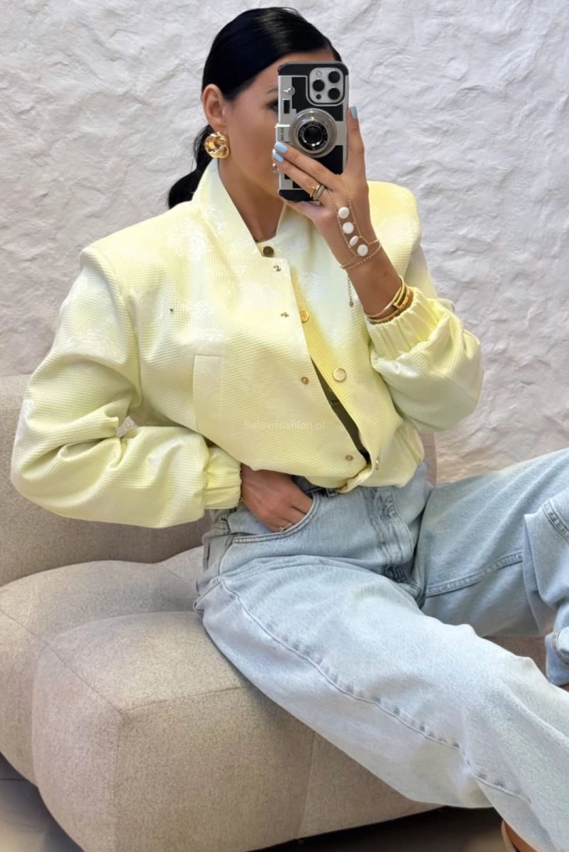 Krótka kurtka bomberka w róże zapinana na guziki LaMilla żółta w Selavifashion.pl