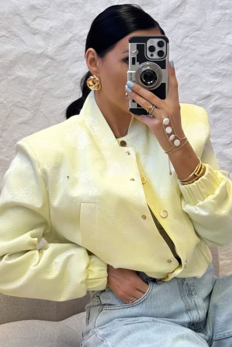 Krótka kurtka bomberka w róże zapinana na guziki LaMilla żółta 