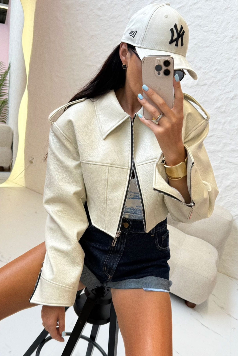 model kurtki, który nigdy nie wychodzi z mody. Wykonana z dbałością o detale, zapinana na suwak, z  podszewką zapewniającą komfort noszenia.