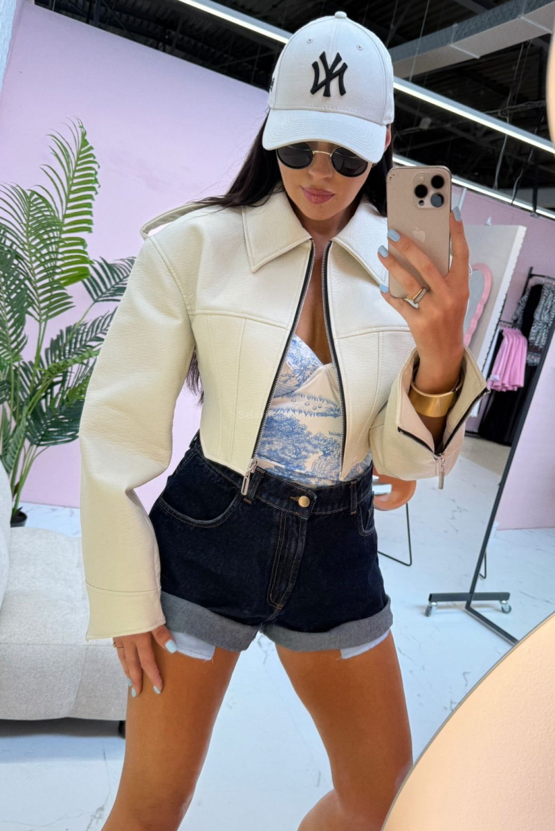 model kurtki, który nigdy nie wychodzi z mody. Wykonana z dbałością o detale, zapinana na suwak, z  podszewką zapewniającą komfort noszenia.