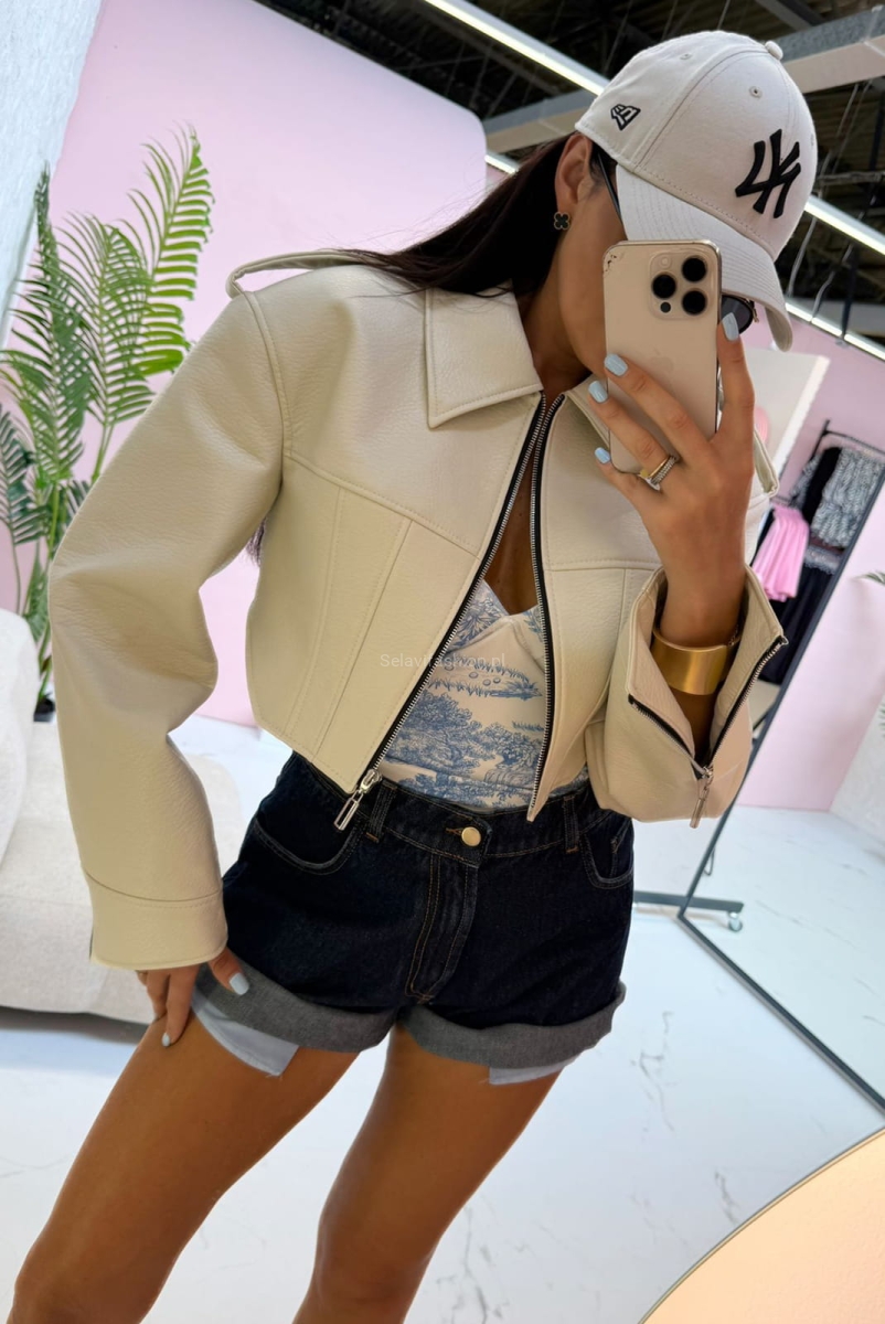 model kurtki, który nigdy nie wychodzi z mody. Wykonana z dbałością o detale, zapinana na suwak, z  podszewką zapewniającą komfort noszenia.