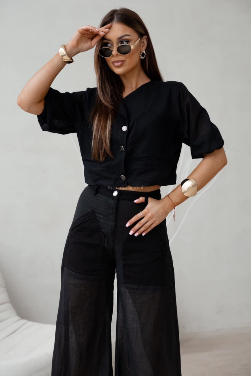 Spodnie i żakiet bluzka ozdobiona naszytymi kieszeniami typu kargo. Lekkie, długie spodnie z połączenia denimu i batystu. Szerokie nogawki. Lekki żakiet łączący denim z delikatnym batystem. Krótki rękaw, kobiecy krój – idealny na lato i stylizacje boho.