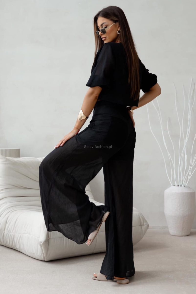 Spodnie i żakiet bluzka ozdobiona naszytymi kieszeniami typu kargo. Lekkie, długie spodnie z połączenia denimu i batystu. Szerokie nogawki. Lekki żakiet łączący denim z delikatnym batystem. Krótki rękaw, kobiecy krój – idealny na lato i stylizacje boho.