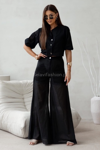 Spodnie i żakiet bluzka ozdobiona naszytymi kieszeniami typu kargo. Lekkie, długie spodnie z połączenia denimu i batystu. Szerokie nogawki. Lekki żakiet łączący denim z delikatnym batystem. Krótki rękaw, kobiecy krój – idealny na lato i stylizacje boho.