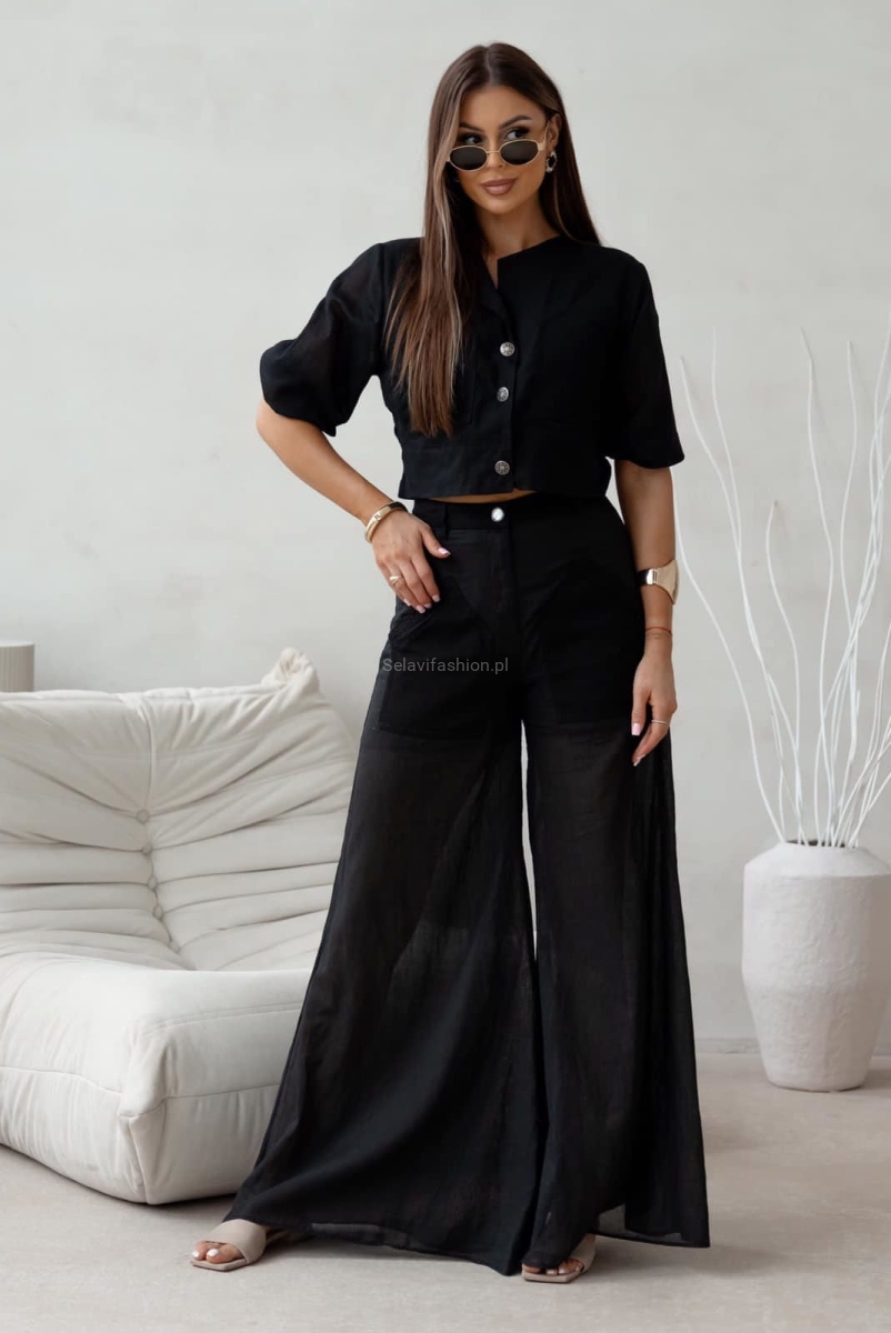 Spodnie i żakiet bluzka ozdobiona naszytymi kieszeniami typu kargo. Lekkie, długie spodnie z połączenia denimu i batystu. Szerokie nogawki. Lekki żakiet łączący denim z delikatnym batystem. Krótki rękaw, kobiecy krój – idealny na lato i stylizacje boho.