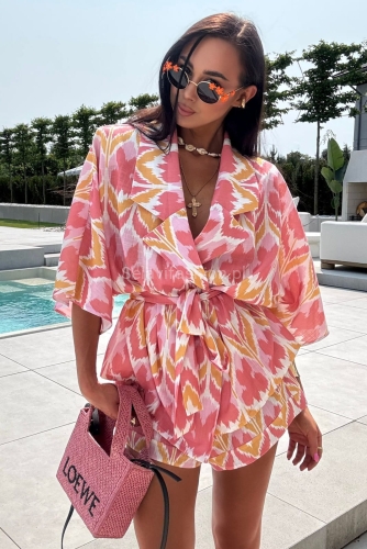 Letni komplet polskiej firmy modowej LaMilla składający się z koszuli i spodni. Koszula z paskiem. Spodni posiadają wszytą szeroką gumę w pasie.  Materiał bardzo przewiewny, nieprześwitujący.