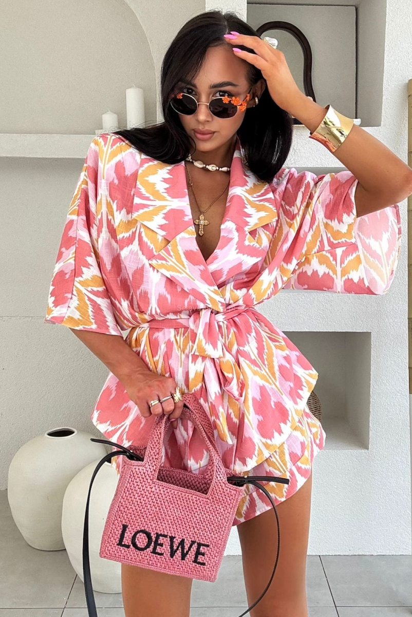 Letni komplet polskiej firmy modowej LaMilla składający się z koszuli i spodni. Koszula z paskiem. Spodni posiadają wszytą szeroką gumę w pasie.  Materiał bardzo przewiewny, nieprześwitujący.