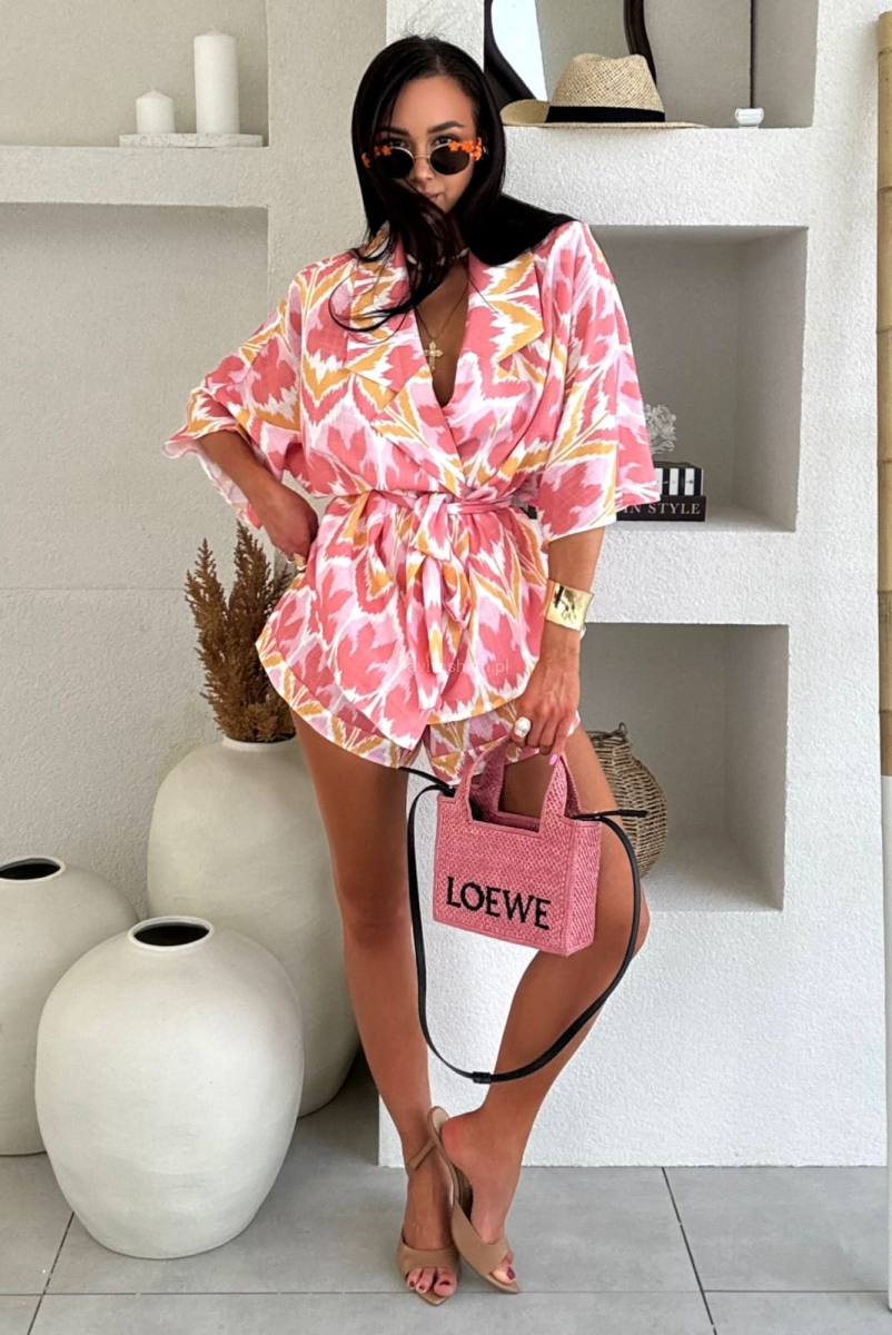 Letni komplet polskiej firmy modowej LaMilla składający się z koszuli i spodni. Koszula z paskiem. Spodni posiadają wszytą szeroką gumę w pasie.  Materiał bardzo przewiewny, nieprześwitujący.