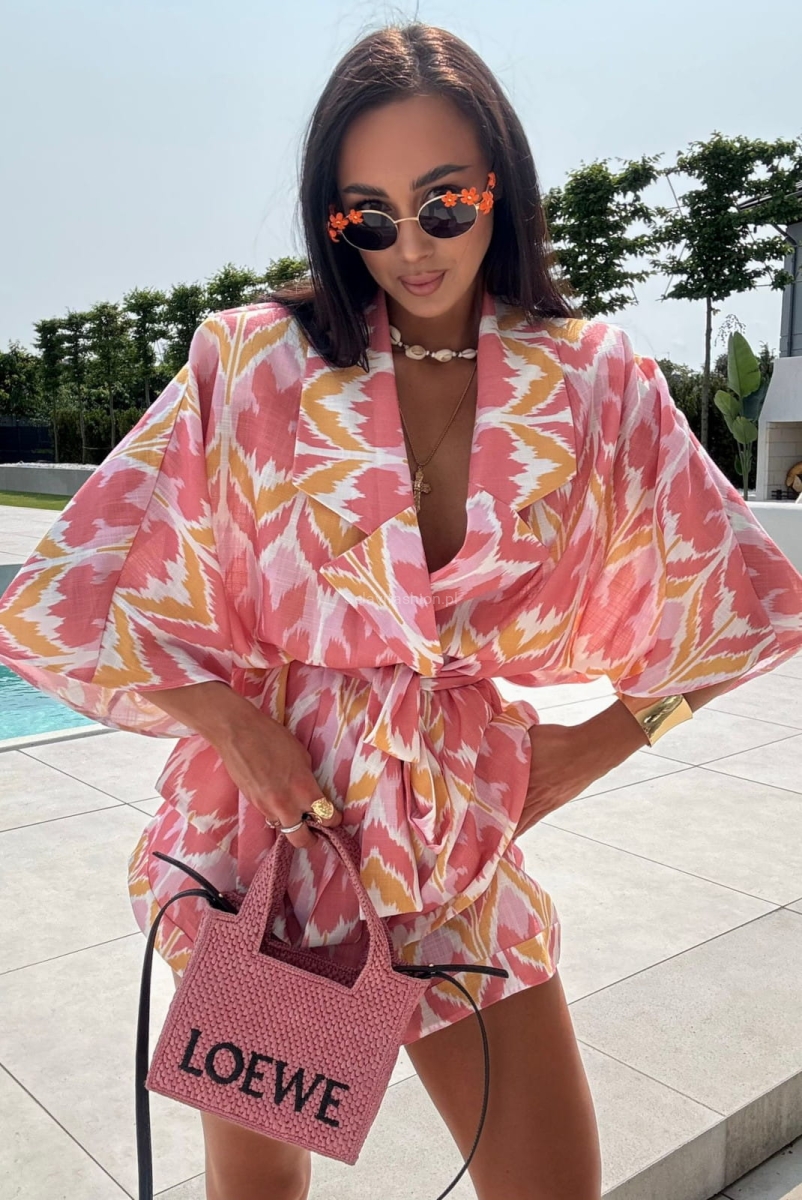 Letni komplet polskiej firmy modowej LaMilla składający się z koszuli i spodni. Koszula z paskiem. Spodni posiadają wszytą szeroką gumę w pasie.  Materiał bardzo przewiewny, nieprześwitujący.