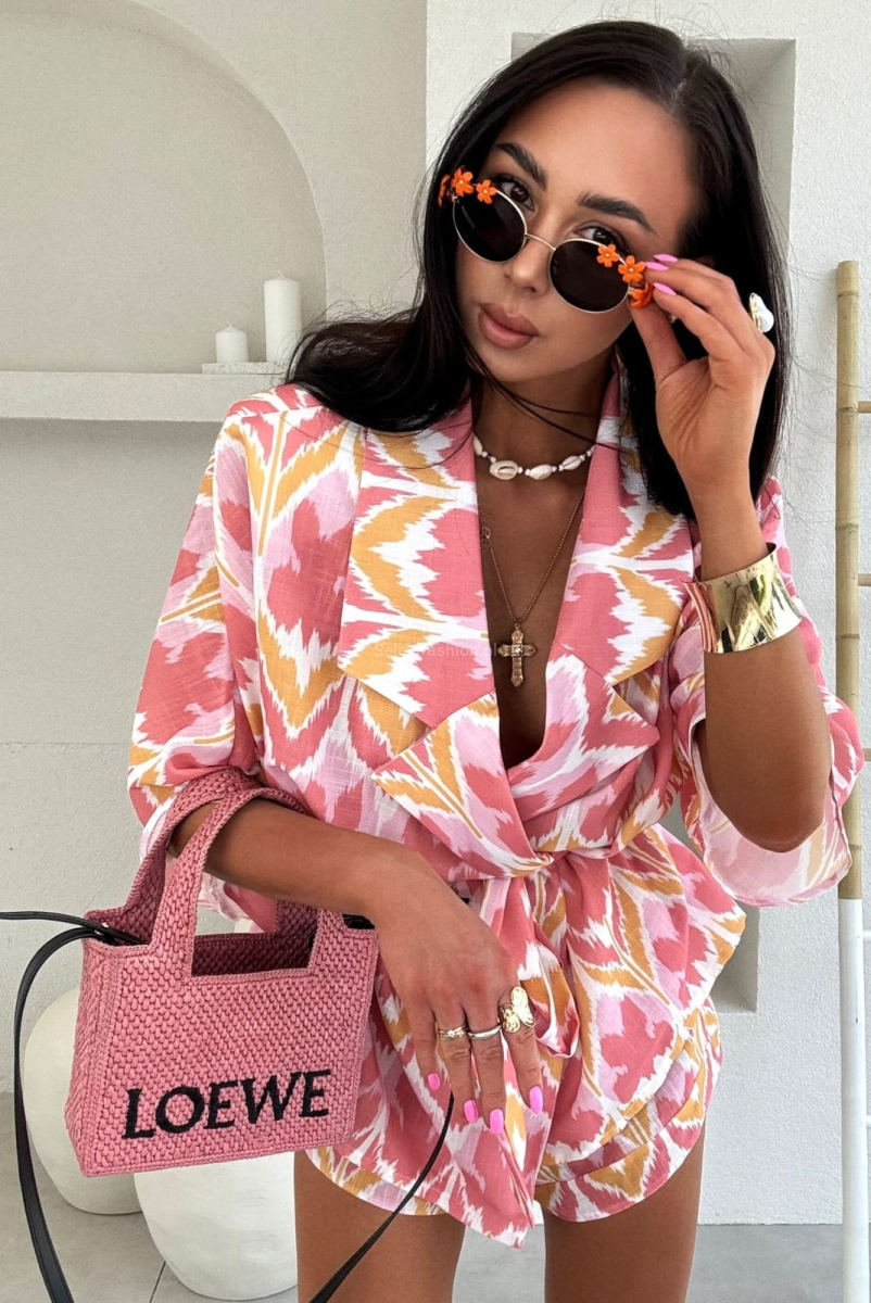 Letni komplet polskiej firmy modowej LaMilla składający się z koszuli i spodni. Koszula z paskiem. Spodni posiadają wszytą szeroką gumę w pasie.  Materiał bardzo przewiewny, nieprześwitujący.