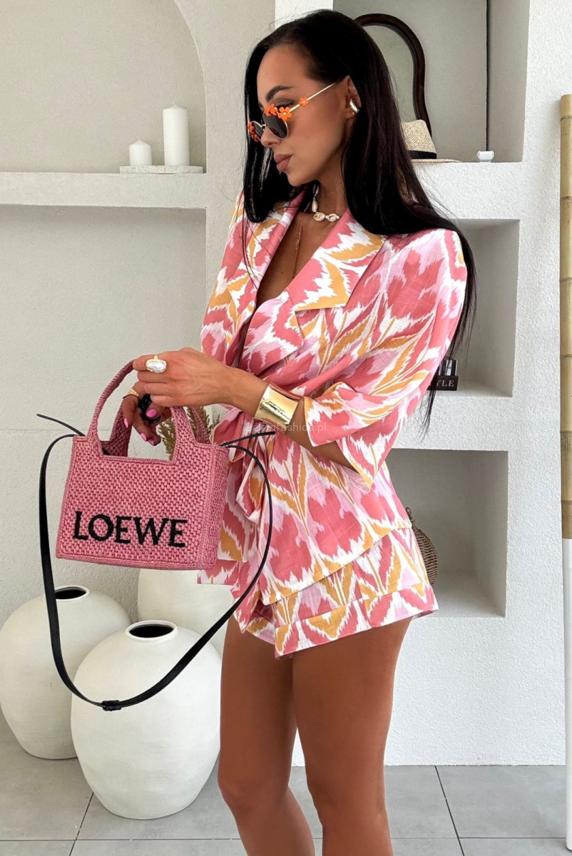 Letni komplet polskiej firmy modowej LaMilla składający się z koszuli i spodni. Koszula z paskiem. Spodni posiadają wszytą szeroką gumę w pasie.  Materiał bardzo przewiewny, nieprześwitujący.