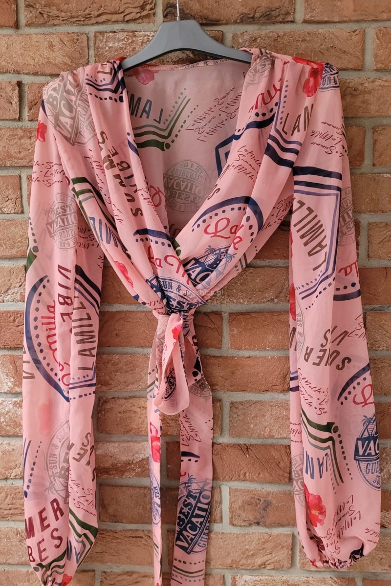 Bluzka Vacation wiązana w pasie od LaMilla uszyta z delikatnego materiału. Krótki krój i mocno bufiaste rękawy podkreślają jej hiszpański temperament.