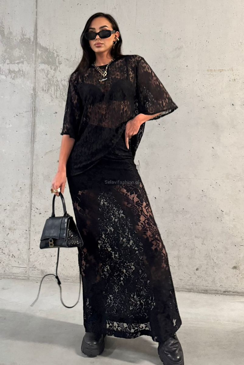 Spódnica firmy LaMilla uszyta z delikatnego koronkowego materiału, ozdobionego wzorem kwiatowym.