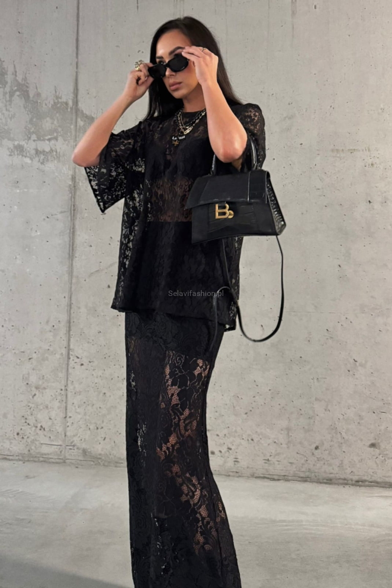 Spódnica firmy LaMilla uszyta z delikatnego koronkowego materiału, ozdobionego wzorem kwiatowym.