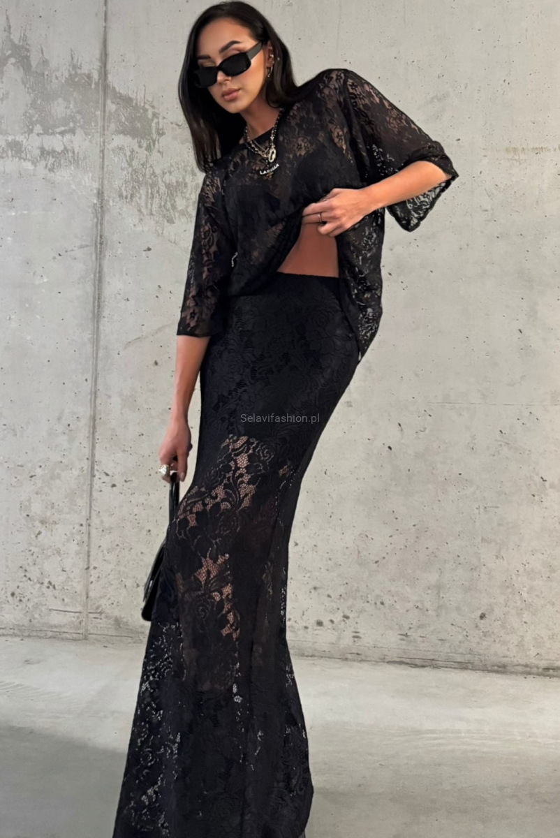 Spódnica firmy LaMilla uszyta z delikatnego koronkowego materiału, ozdobionego wzorem kwiatowym.