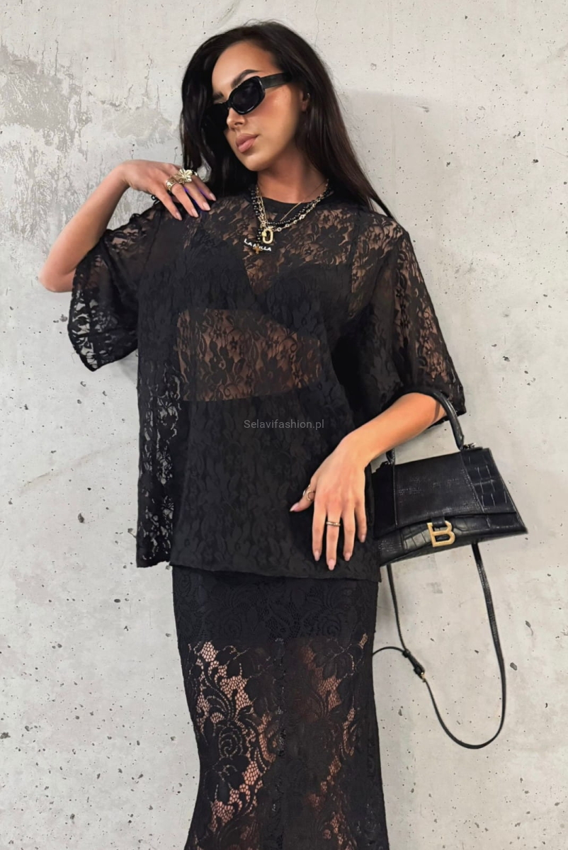 Spódnica firmy LaMilla uszyta z delikatnego koronkowego materiału, ozdobionego wzorem kwiatowym.