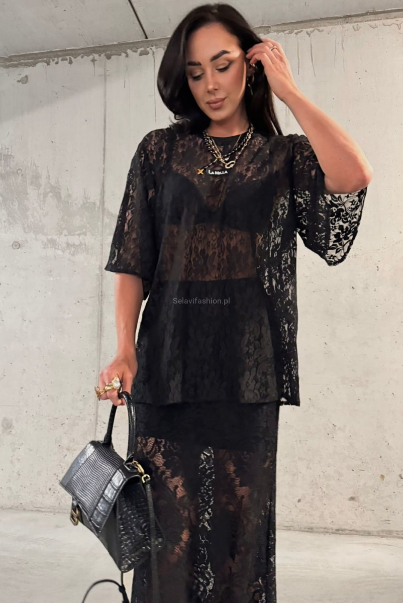 Spódnica firmy LaMilla uszyta z delikatnego koronkowego materiału, ozdobionego wzorem kwiatowym.