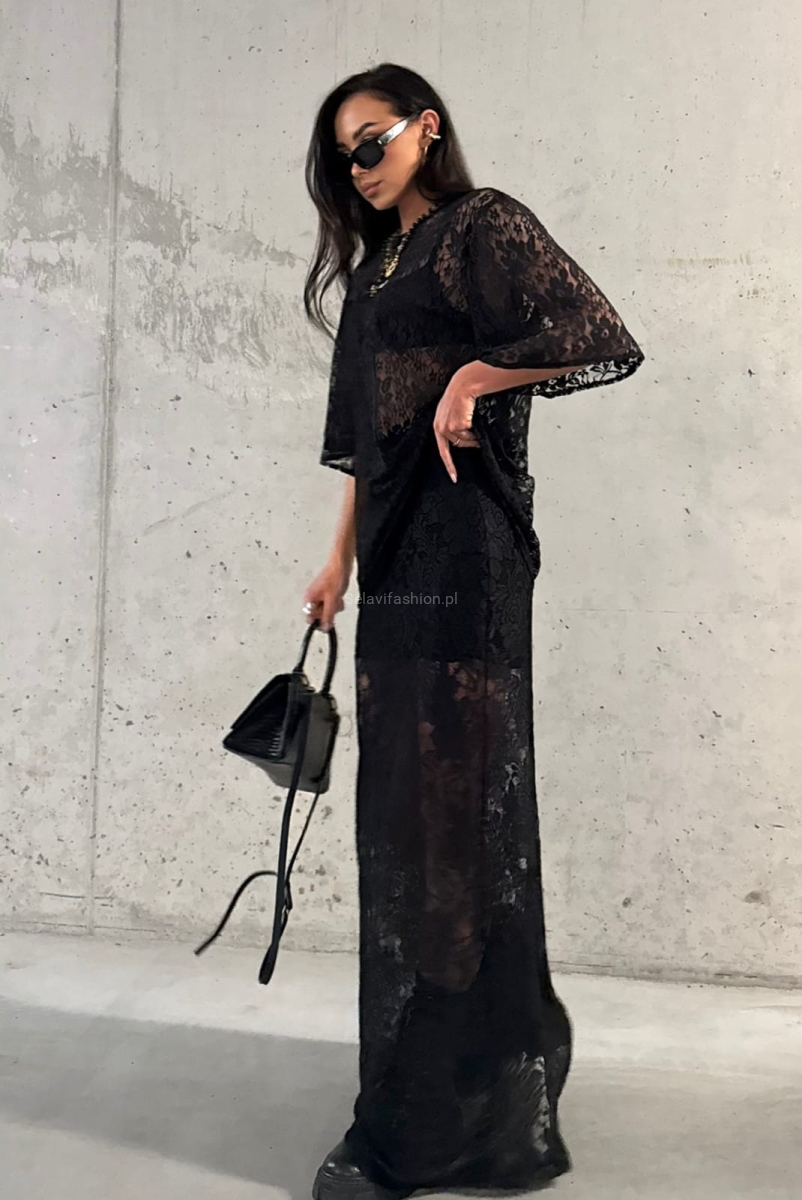 Spódnica firmy LaMilla uszyta z delikatnego koronkowego materiału, ozdobionego wzorem kwiatowym.