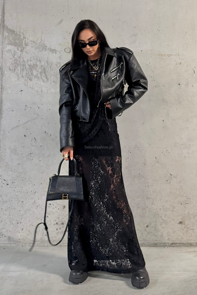 Spódnica firmy LaMilla uszyta z delikatnego koronkowego materiału, ozdobionego wzorem kwiatowym.