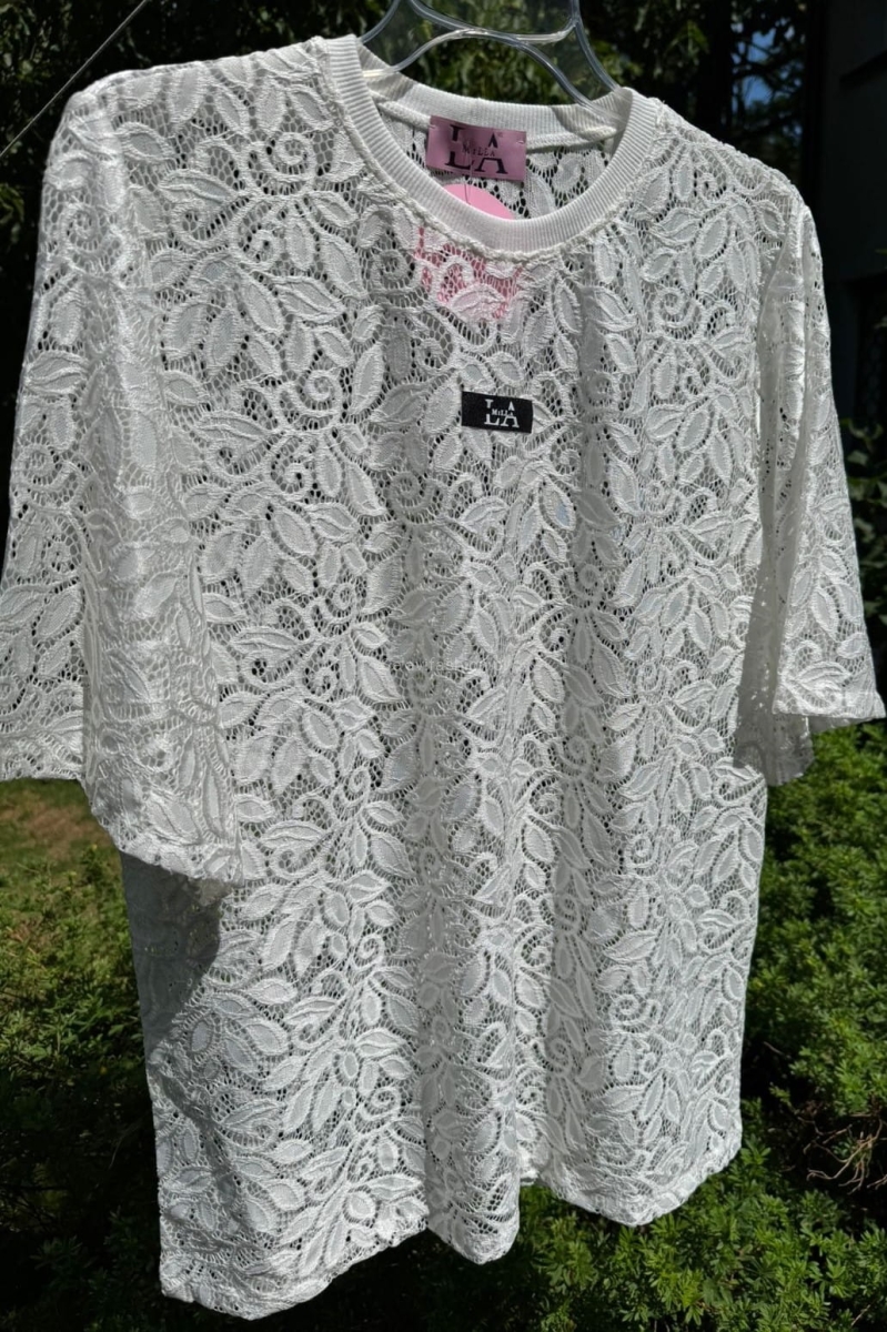 Bluzka damska, t-shirt polskiej marki LaMilla z małym logo firmy z przodu koszulki. Koronka może się różnić do przedstawionej na zdjęciu.