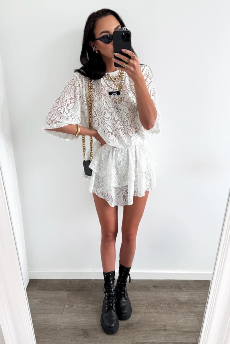 Bluzka damska, t-shirt polskiej marki LaMilla z małym logo firmy z przodu koszulki. Koronka może się różnić do przedstawionej na zdjęciu.