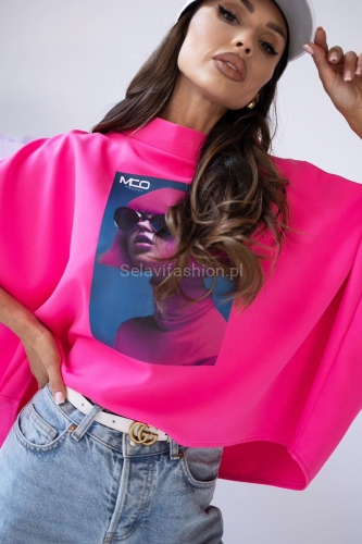 Bluzka oversize typu kimono z rękawem 3/4. Dekolt i rękawy wykończone zostały szeroką lamówką. Bluzka idealna zarówno do sportowych, jak i eleganckich stylizacji. Bluzka bardzo ładnie układa się i pasuje na każdą sylwetkę.