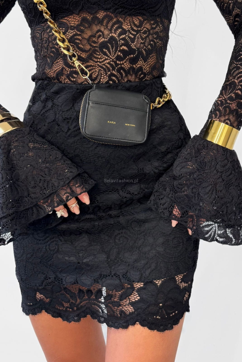 Spódniczka od La Milla szyte z delikatnego koronkowego materiału, ozdobionego wzorem kwiatowym.