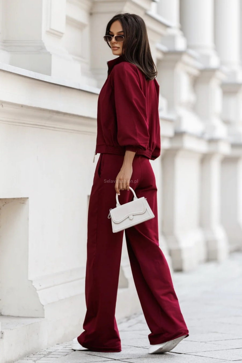 Komplet Mavia od LaBalancia to trzyczęściowy zestaw składający się z bluzy, topu i spodni, idealny na co dzień.