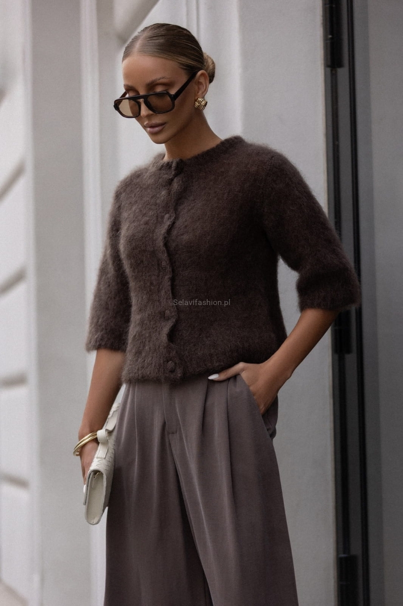 Sweter moherowy z krótkim rękawem polskiej marki Yarn. Elegancki sweterek z moheru zapinany na guziki obciągnięte tkaniną, z rękawem do łokcia i prostym, lekko pudełkowym krojem, który nadaje sylwetce subtelnej lekkości.
