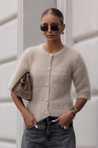 Sweter moherowy z krótkim rękawem polskiej marki Yarn. Elegancki sweterek z moheru zapinany na guziki obciągnięte tkaniną, z rękawem do łokcia i prostym, lekko pudełkowym krojem, który nadaje sylwetce subtelnej lekkości.