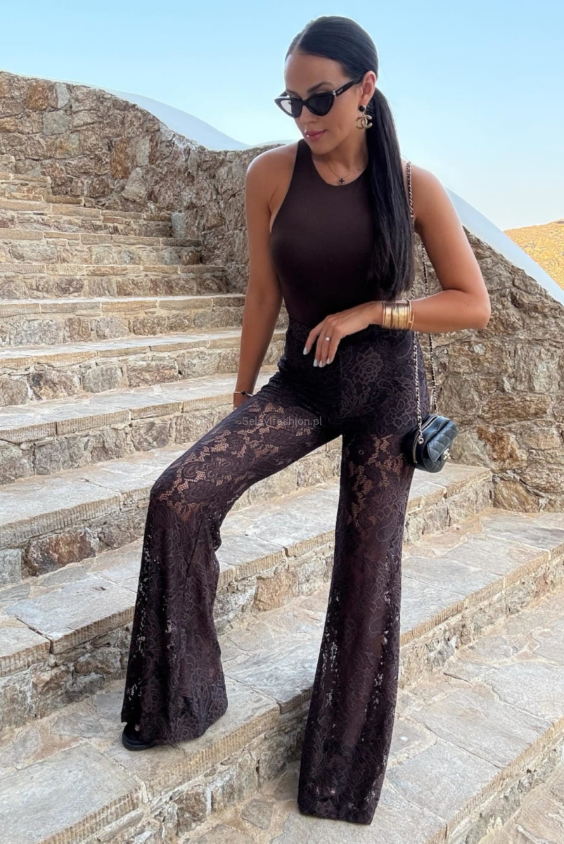 Spodnie uszyte z materiału koronkowego od LaMilla. Posiadają wszyte komfortowe spodenki.