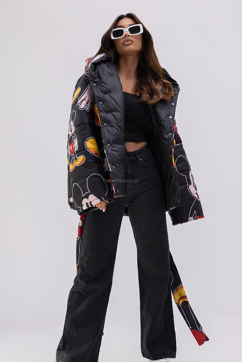 Stylowa, krótka kurtka od Miss City Official o luźnym kroju z szerokimi rękawami. Z tyłu wszyty materiałowy pasek, jako ściągacz. Całość dopełnia oryginalny wzór z Myszką Miki