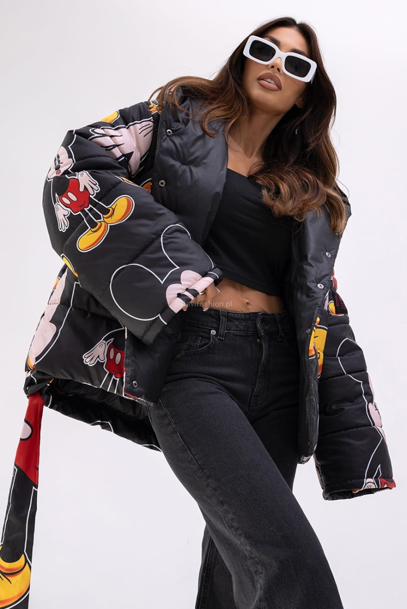 Stylowa, krótka kurtka od Miss City Official o luźnym kroju z szerokimi rękawami. Z tyłu wszyty materiałowy pasek, jako ściągacz. Całość dopełnia oryginalny wzór z Myszką Miki