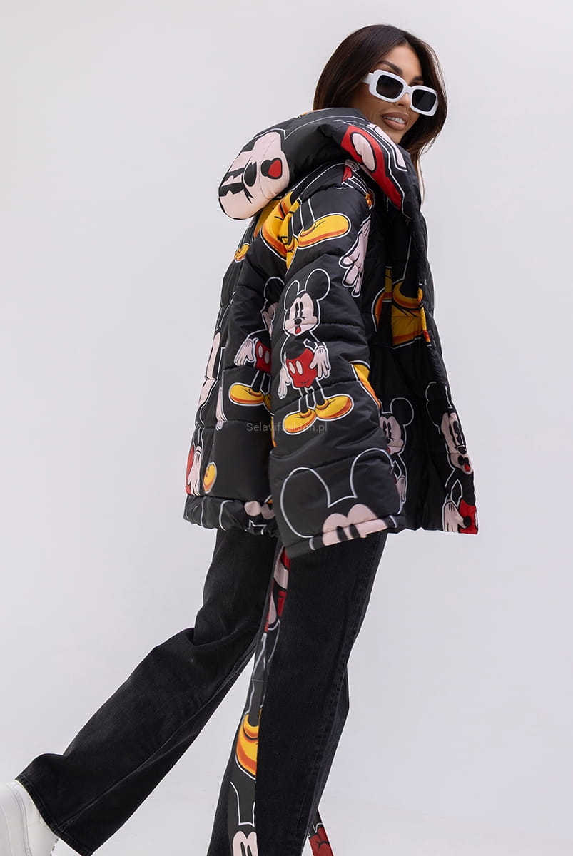 Stylowa, krótka kurtka od Miss City Official o luźnym kroju z szerokimi rękawami. Z tyłu wszyty materiałowy pasek, jako ściągacz. Całość dopełnia oryginalny wzór z Myszką Miki