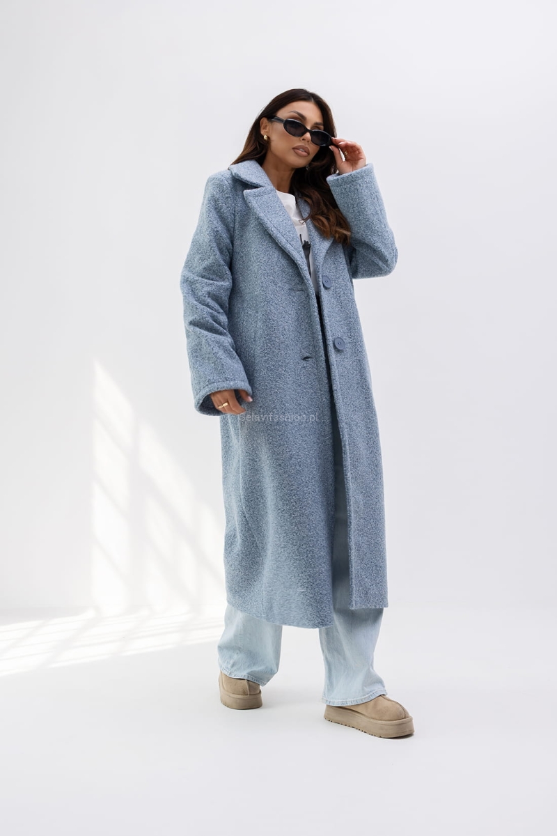 Długi płaszcz The City producenta Miss City Official uszyty jest z grubej gramaturze. Płaszcz posiada dłuższe rękawy, lekko rozkloszowane. Z tyłu na plecach ozdobny pasek z logo oraz aplikacja, która dodaje mu wyjątkowego charakteru