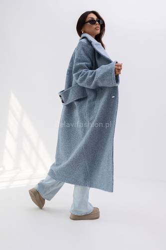 Długi płaszcz The City producenta Miss City Official uszyty jest z grubej gramaturze. Płaszcz posiada dłuższe rękawy, lekko rozkloszowane. Z tyłu na plecach ozdobny pasek z logo oraz aplikacja, która dodaje mu wyjątkowego charakteru