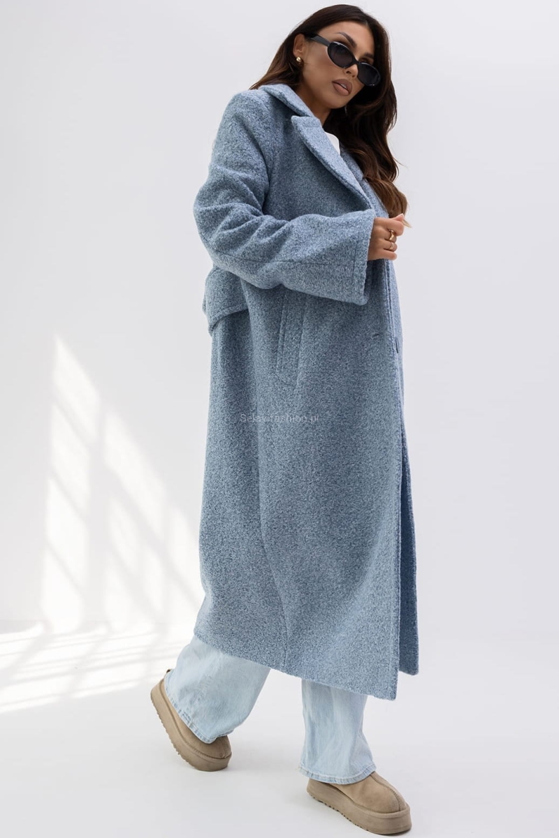 Długi płaszcz The City producenta Miss City Official uszyty jest z grubej gramaturze. Płaszcz posiada dłuższe rękawy, lekko rozkloszowane. Z tyłu na plecach ozdobny pasek z logo oraz aplikacja, która dodaje mu wyjątkowego charakteru