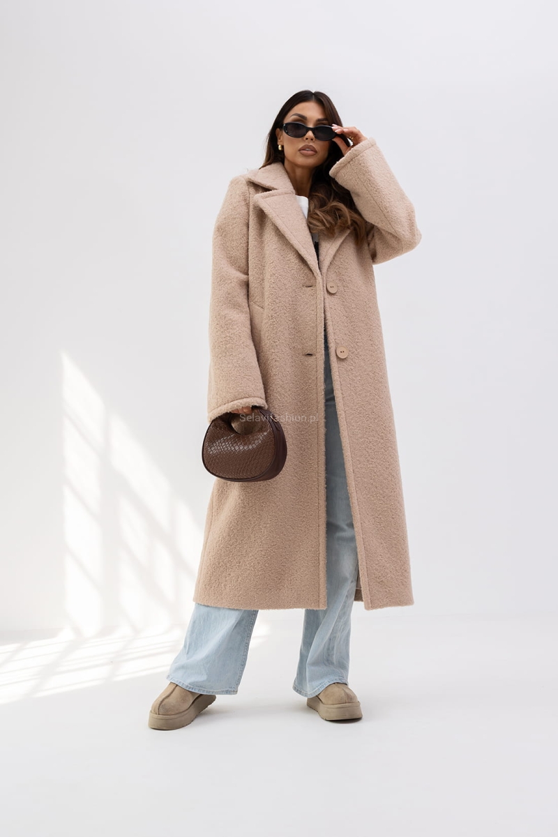 Długi płaszcz The City producenta Miss City Official uszyty jest z grubej gramaturze. Płaszcz posiada dłuższe rękawy, lekko rozkloszowane. Z tyłu na plecach ozdobny pasek z logo oraz aplikacja, która dodaje mu wyjątkowego charakteru