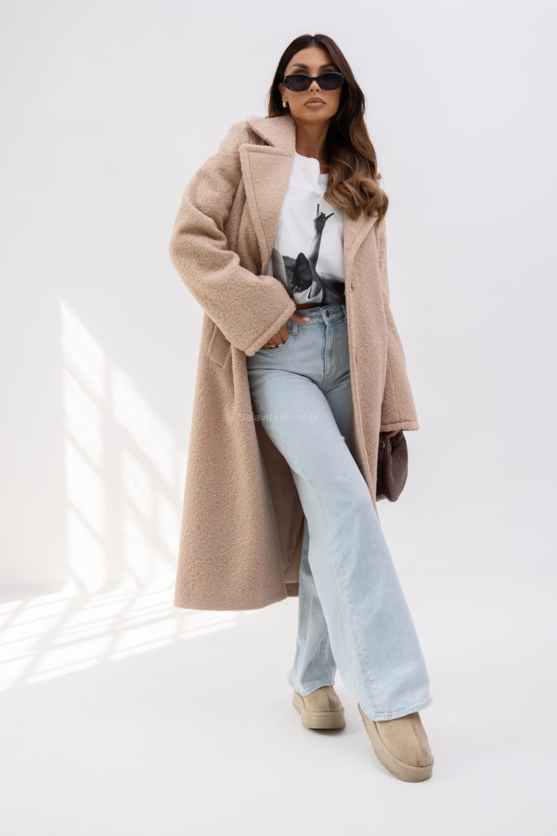 Długi płaszcz The City producenta Miss City Official uszyty jest z grubej gramaturze. Płaszcz posiada dłuższe rękawy, lekko rozkloszowane. Z tyłu na plecach ozdobny pasek z logo oraz aplikacja, która dodaje mu wyjątkowego charakteru