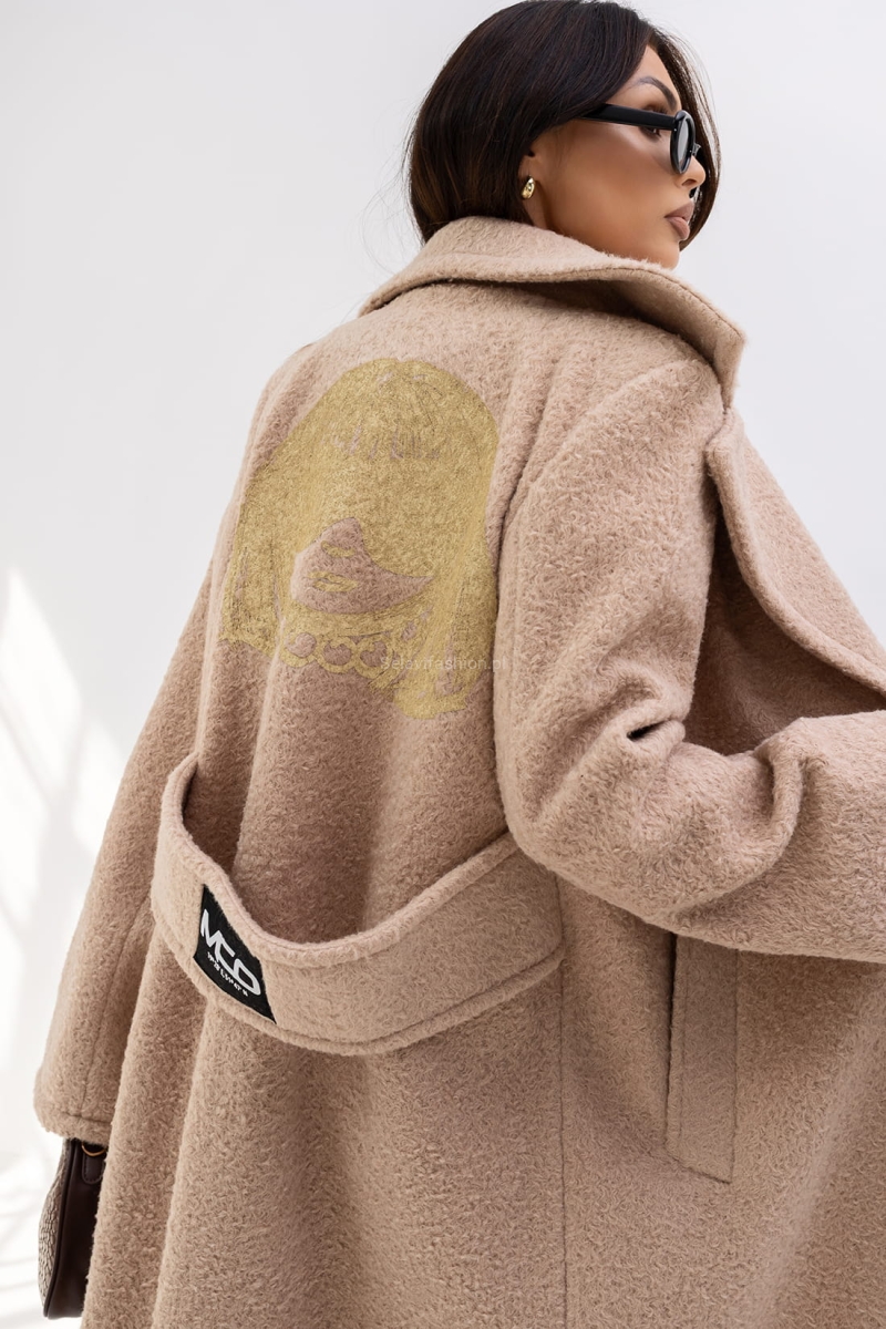 Długi płaszcz The City producenta Miss City Official uszyty jest z grubej gramaturze. Płaszcz posiada dłuższe rękawy, lekko rozkloszowane. Z tyłu na plecach ozdobny pasek z logo oraz aplikacja, która dodaje mu wyjątkowego charakteru