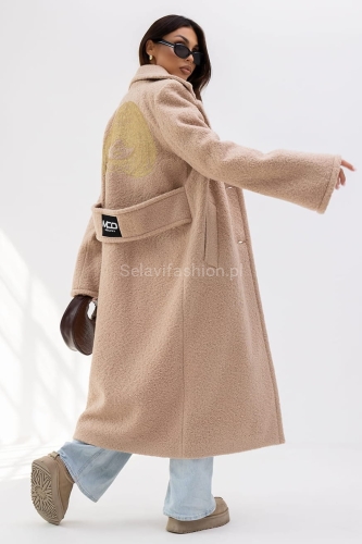 Długi płaszcz The City producenta Miss City Official uszyty jest z grubej gramaturze. Płaszcz posiada dłuższe rękawy, lekko rozkloszowane. Z tyłu na plecach ozdobny pasek z logo oraz aplikacja, która dodaje mu wyjątkowego charakteru