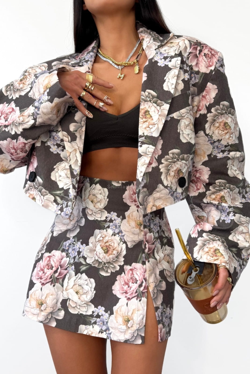 Komplet polskiej firmy modowej LaMilla składający się z marynarki i spódniczko spodenek. Marynarka zapinana na drobne guziczki, obowiązkowo wszyte poduszki w ramionach. Spódniczko spodenki posiadają wszyty zameczek w pasie. Materiał bardzo przewiewny.