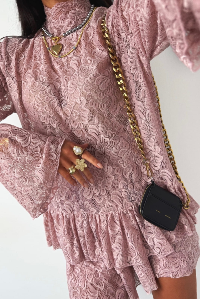  Spódniczko spodenki od La Milla szyte z delikatnego koronkowego materiału, ozdobionego wzorem kwiatowym.  