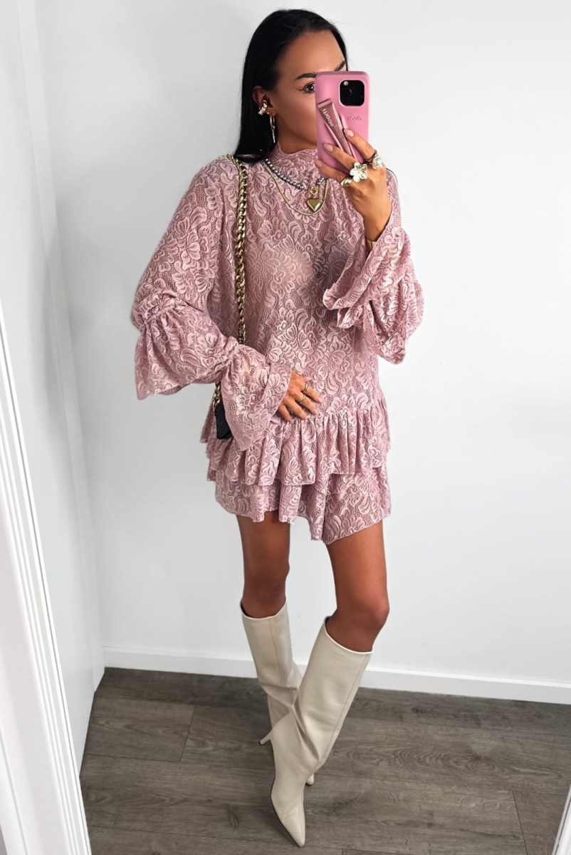  Spódniczko spodenki od La Milla szyte z delikatnego koronkowego materiału, ozdobionego wzorem kwiatowym.  